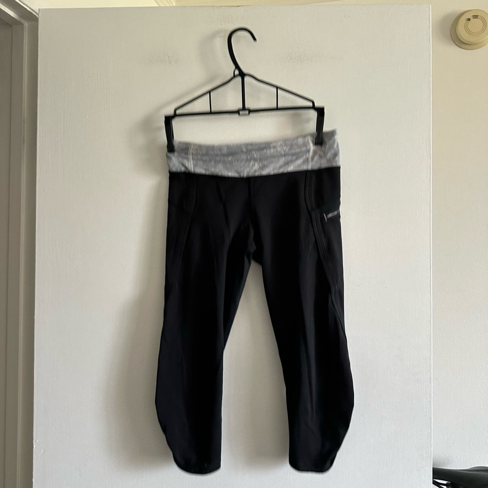 Lululemon Athletica Black/ Gray Floral Print Cropped Running Leggings size 4 EUC - Picture 2 of 8